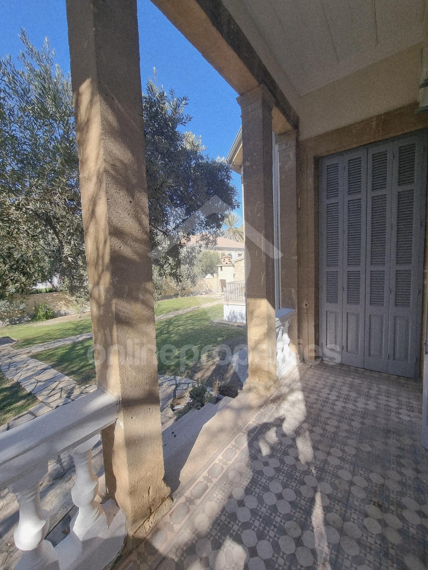 To change image, hover mouse over thumbnails below