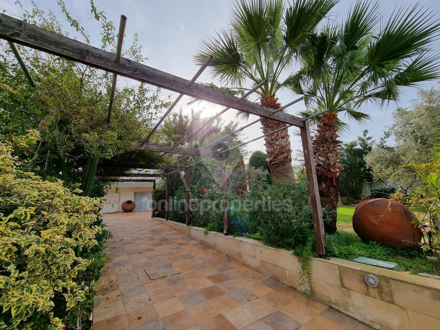 To change image, hover mouse over thumbnails below