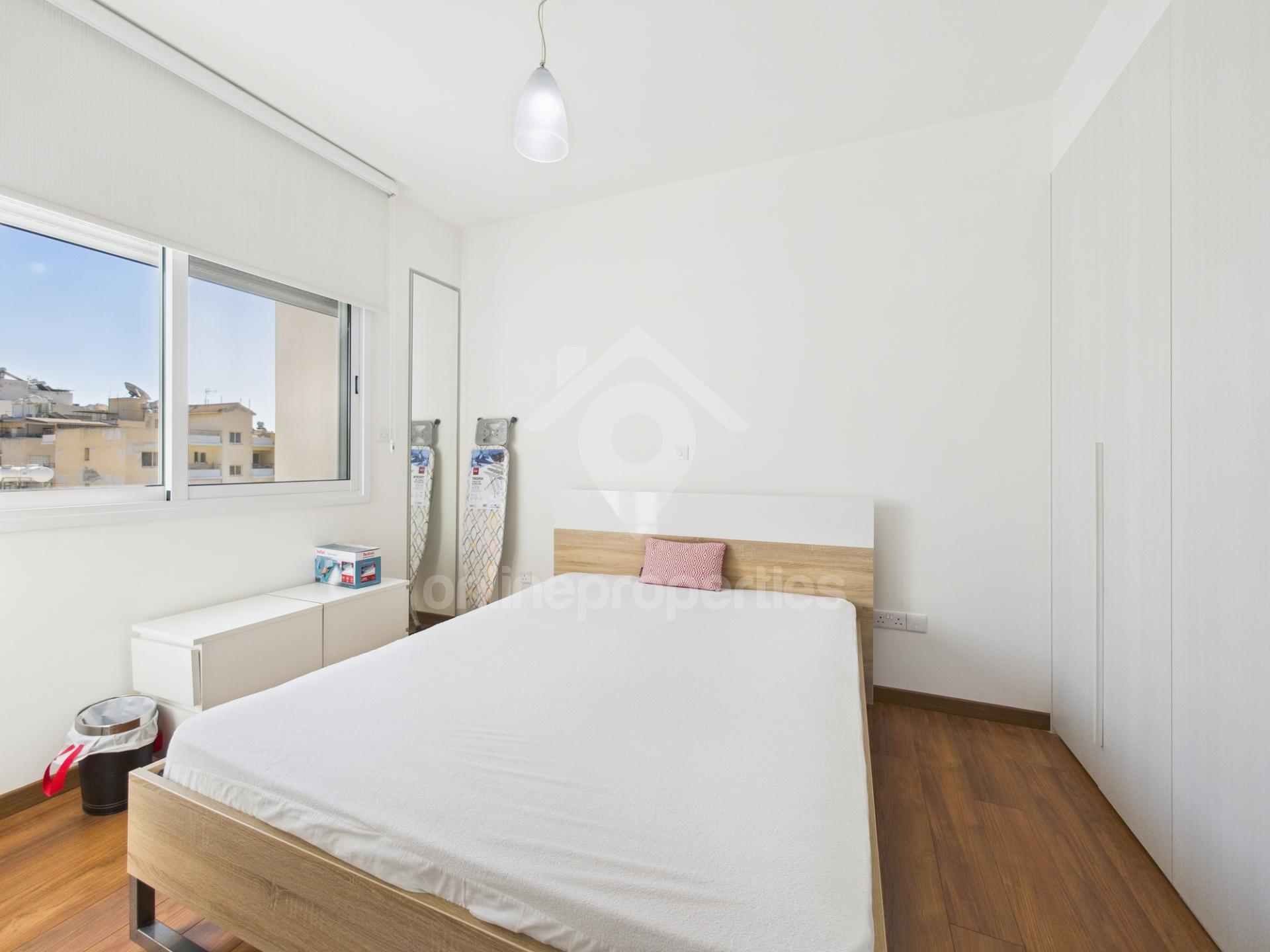 To change image, hover mouse over thumbnails below