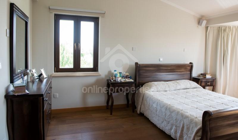 To change image, hover mouse over thumbnails below