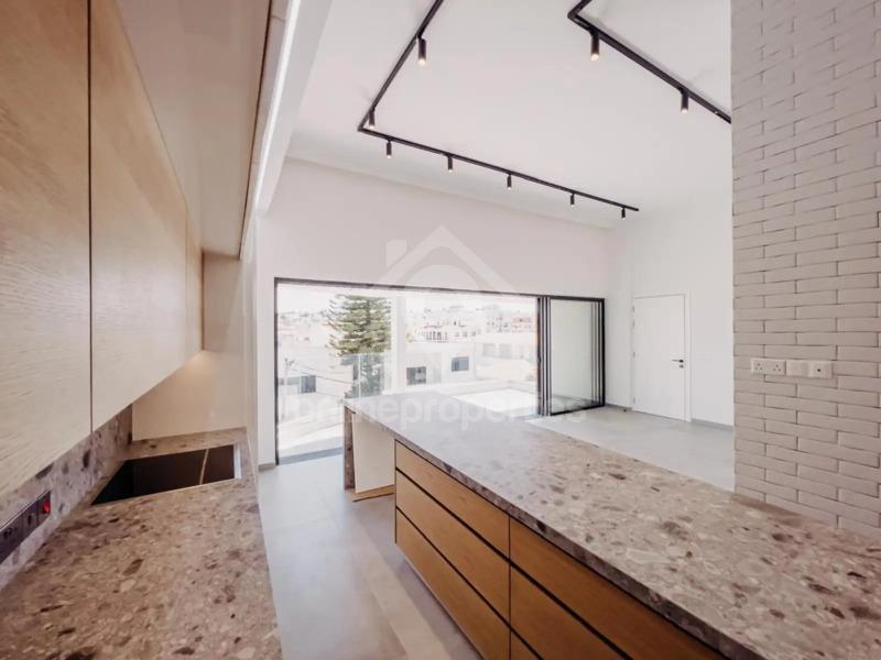 To change image, hover mouse over thumbnails below