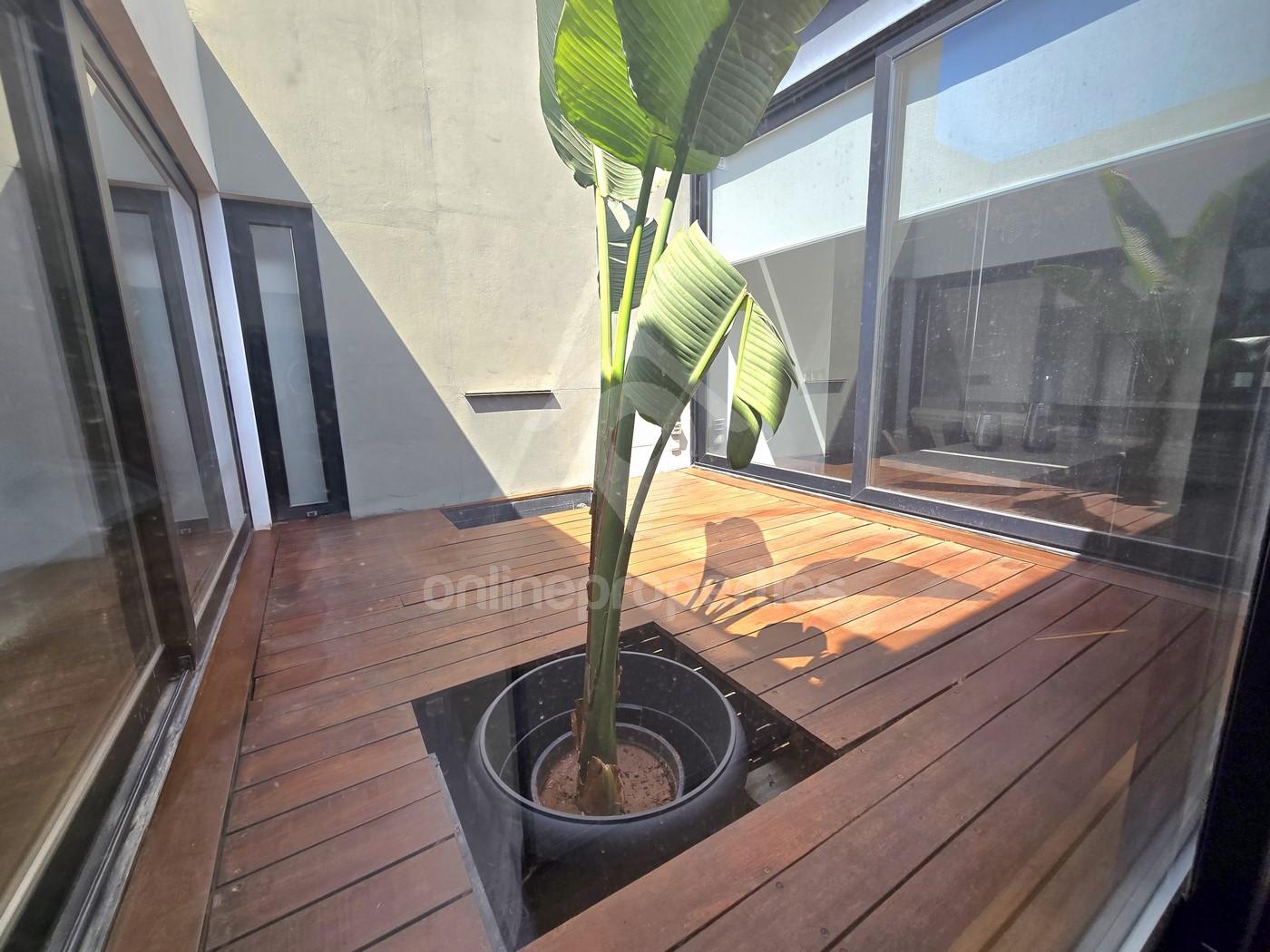 To change image, hover mouse over thumbnails below