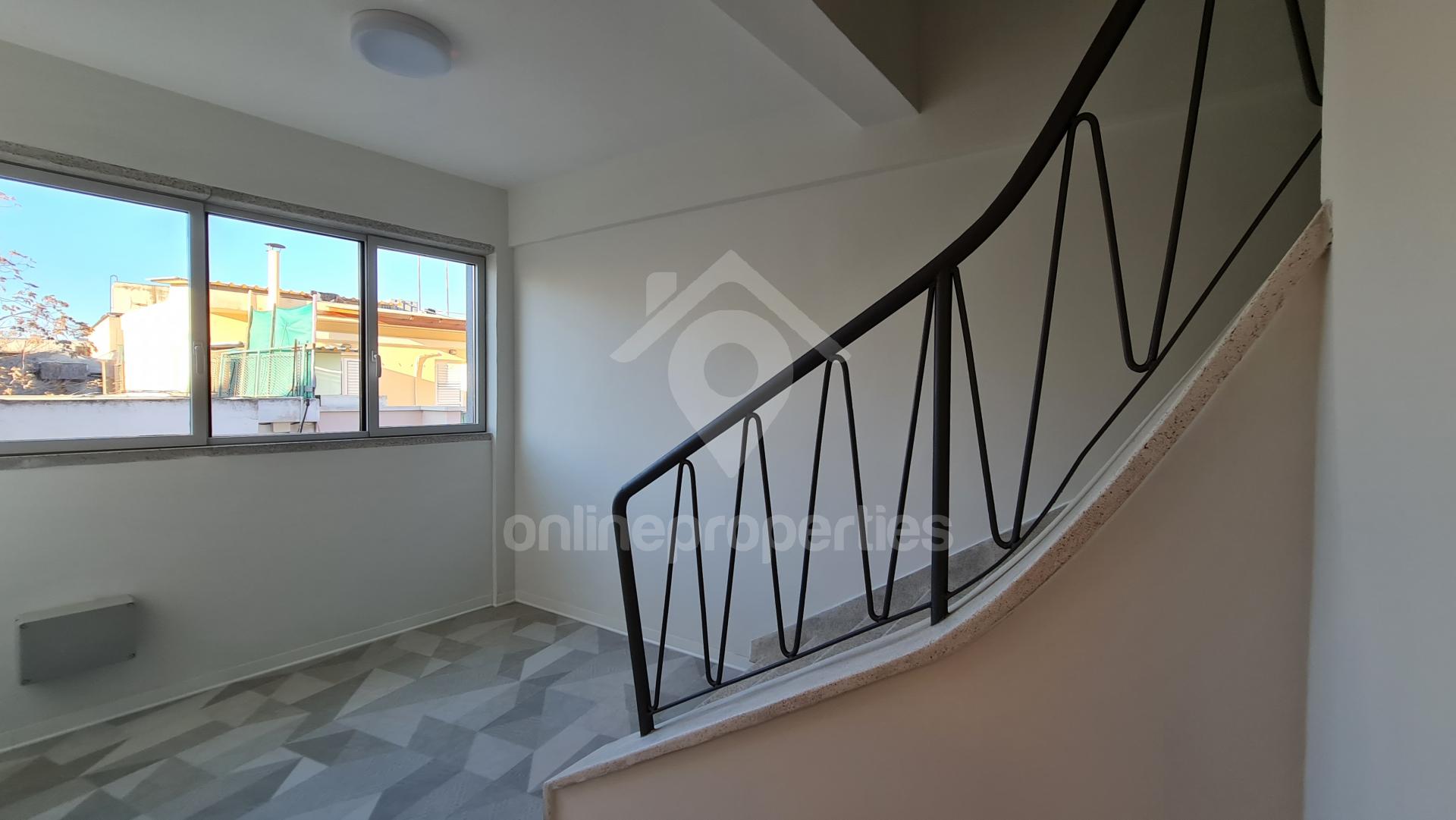 To change image, hover mouse over thumbnails below