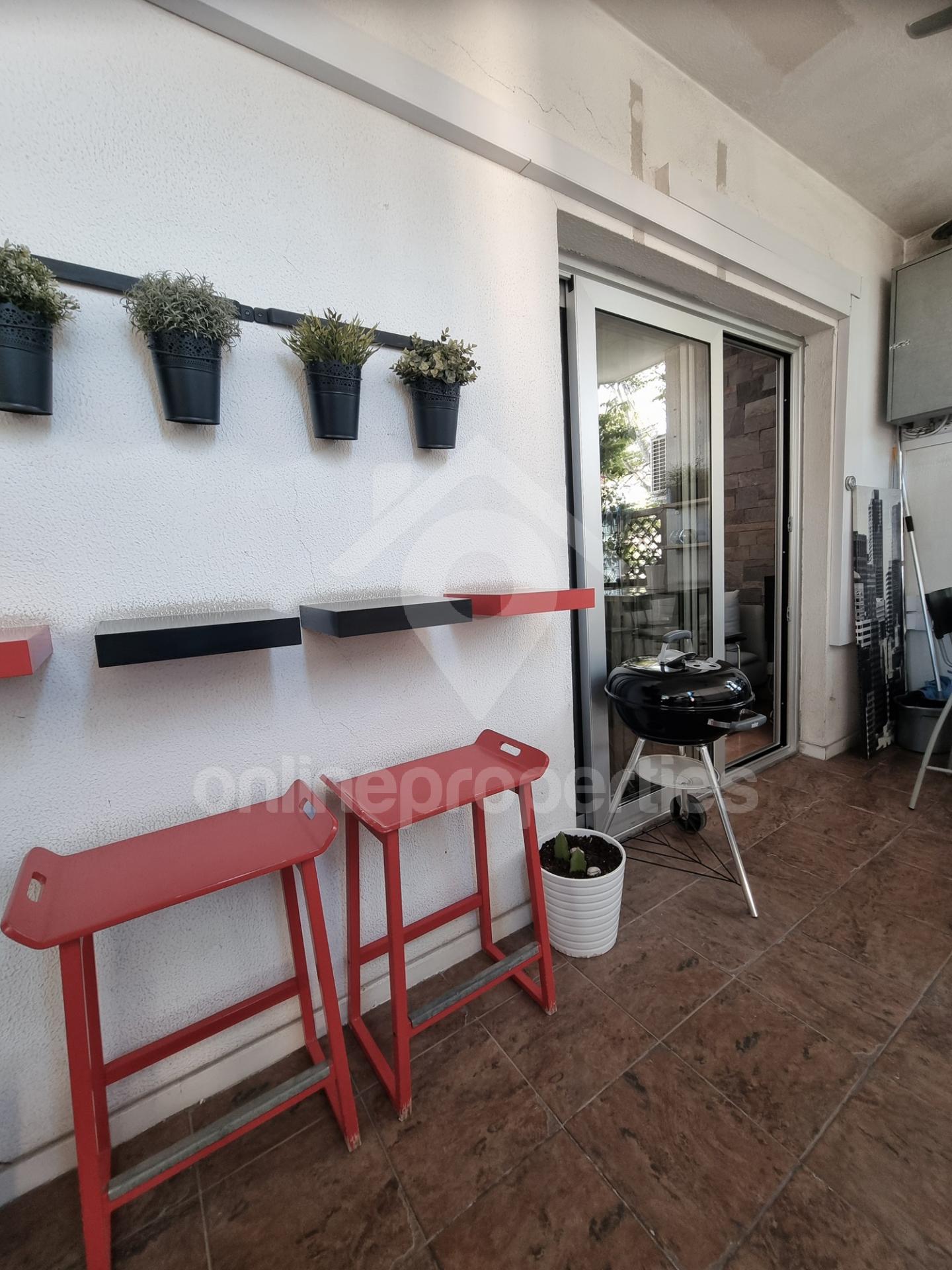 To change image, hover mouse over thumbnails below