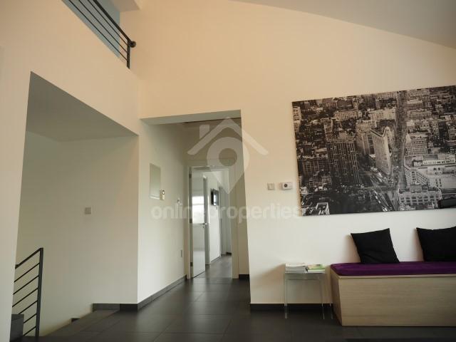 To change image, hover mouse over thumbnails below