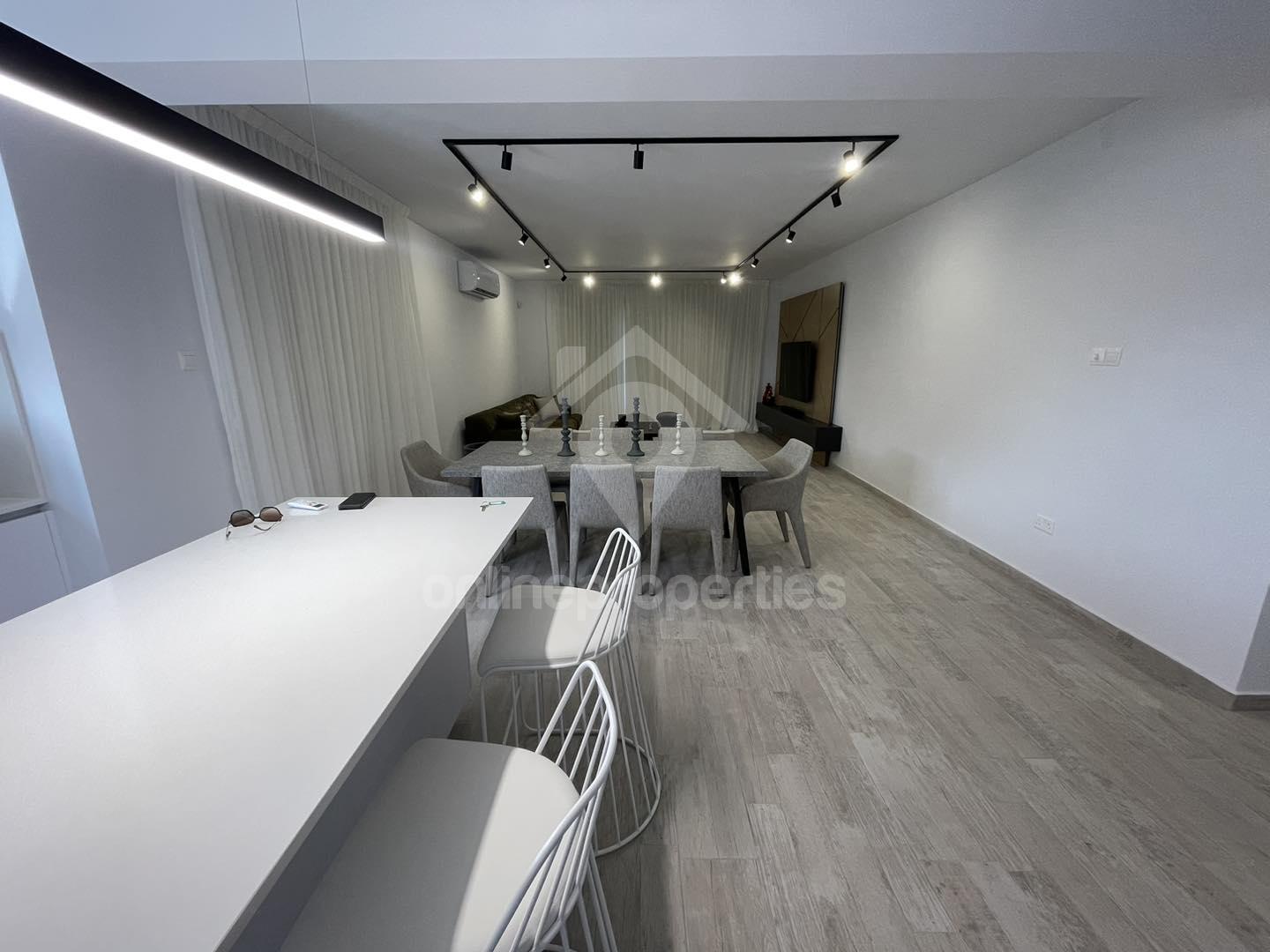 To change image, hover mouse over thumbnails below