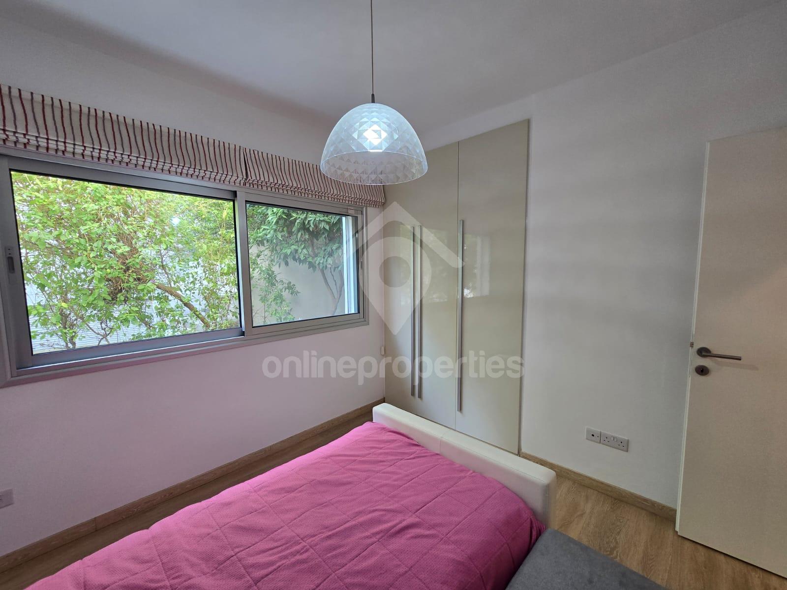 To change image, hover mouse over thumbnails below