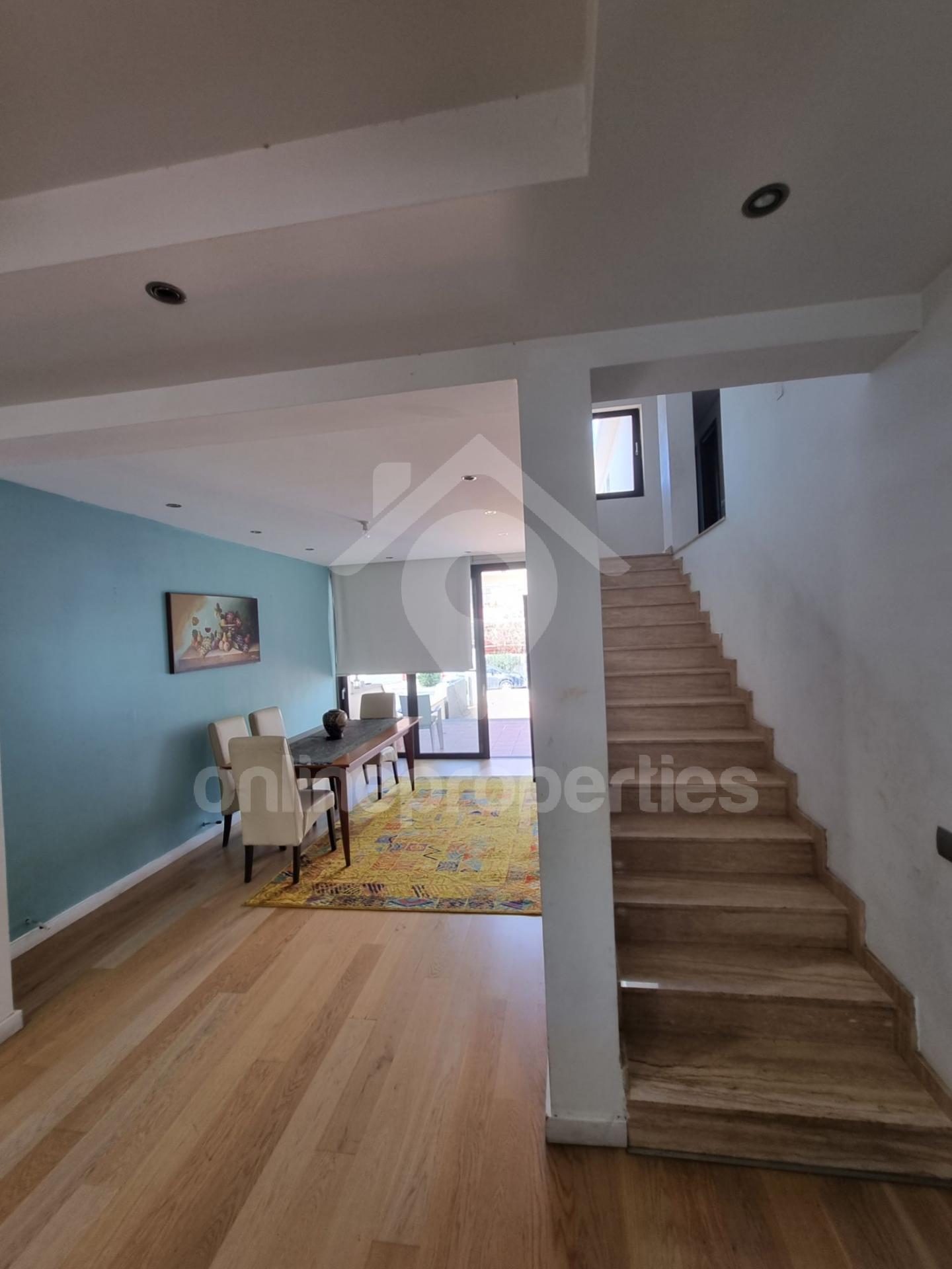 To change image, hover mouse over thumbnails below