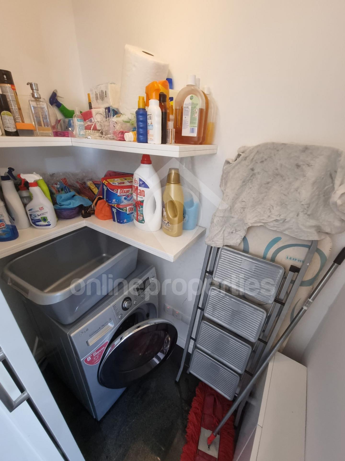 To change image, hover mouse over thumbnails below