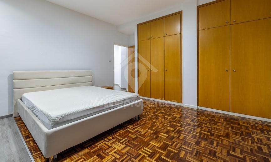 To change image, hover mouse over thumbnails below