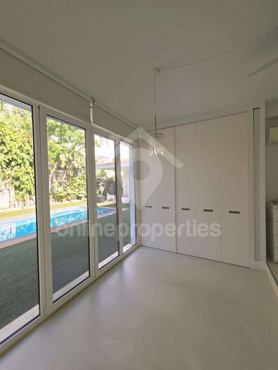 To change image, hover mouse over thumbnails below