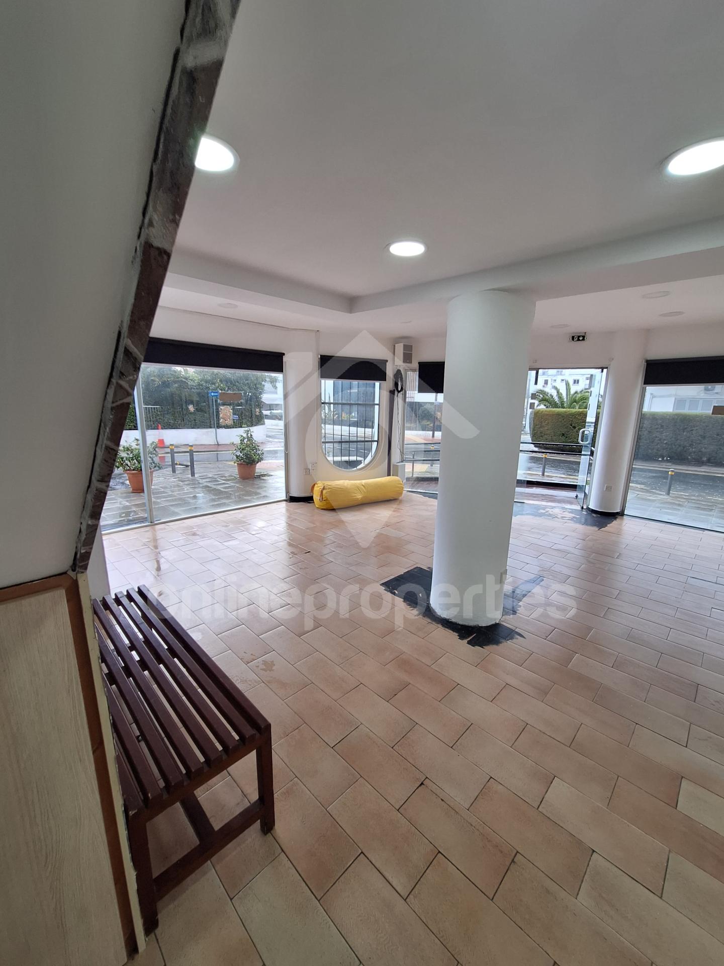 To change image, hover mouse over thumbnails below