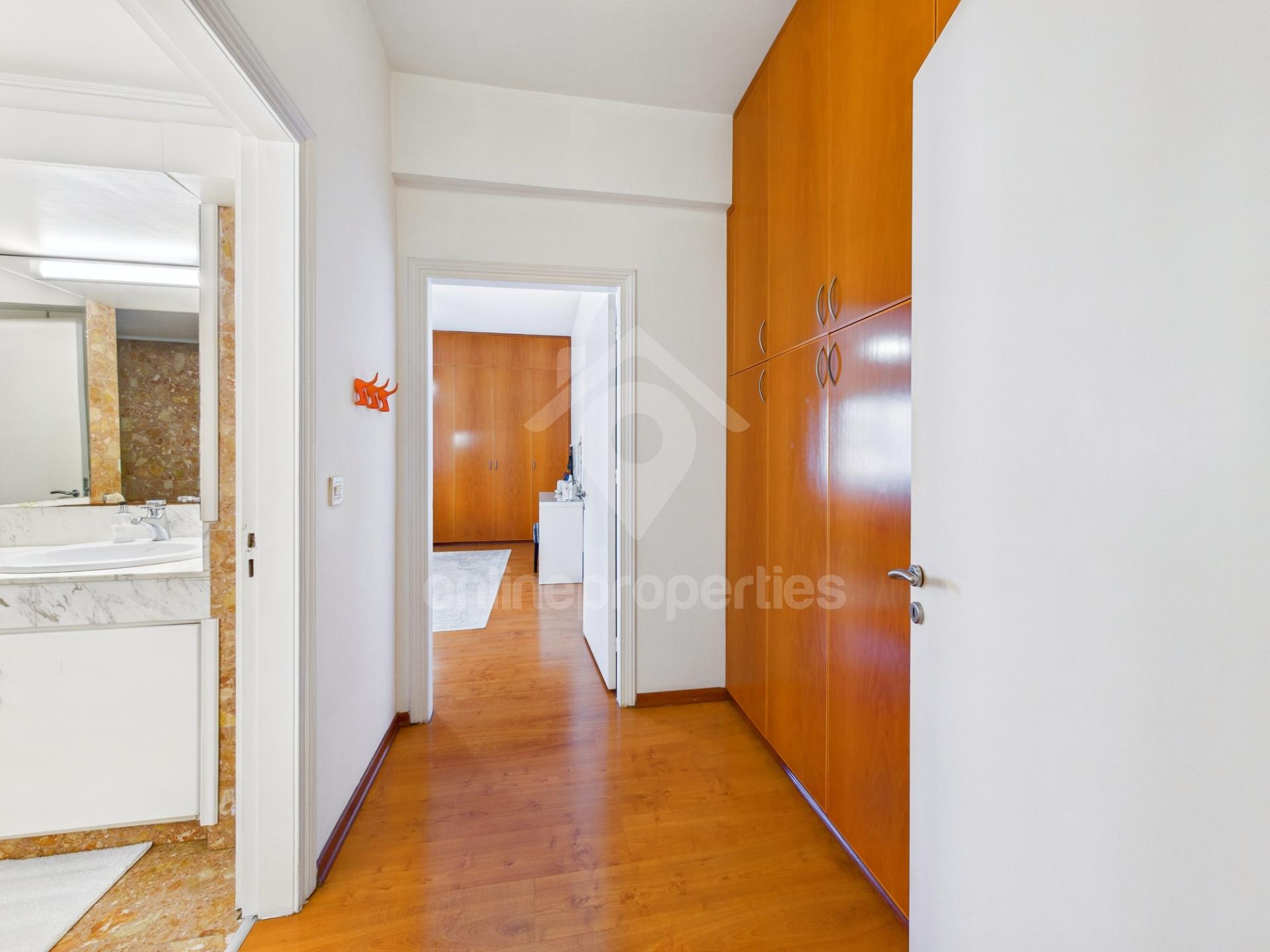 To change image, hover mouse over thumbnails below