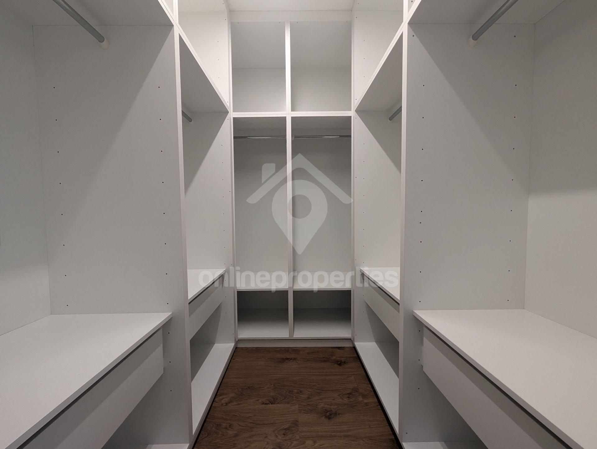 To change image, hover mouse over thumbnails below