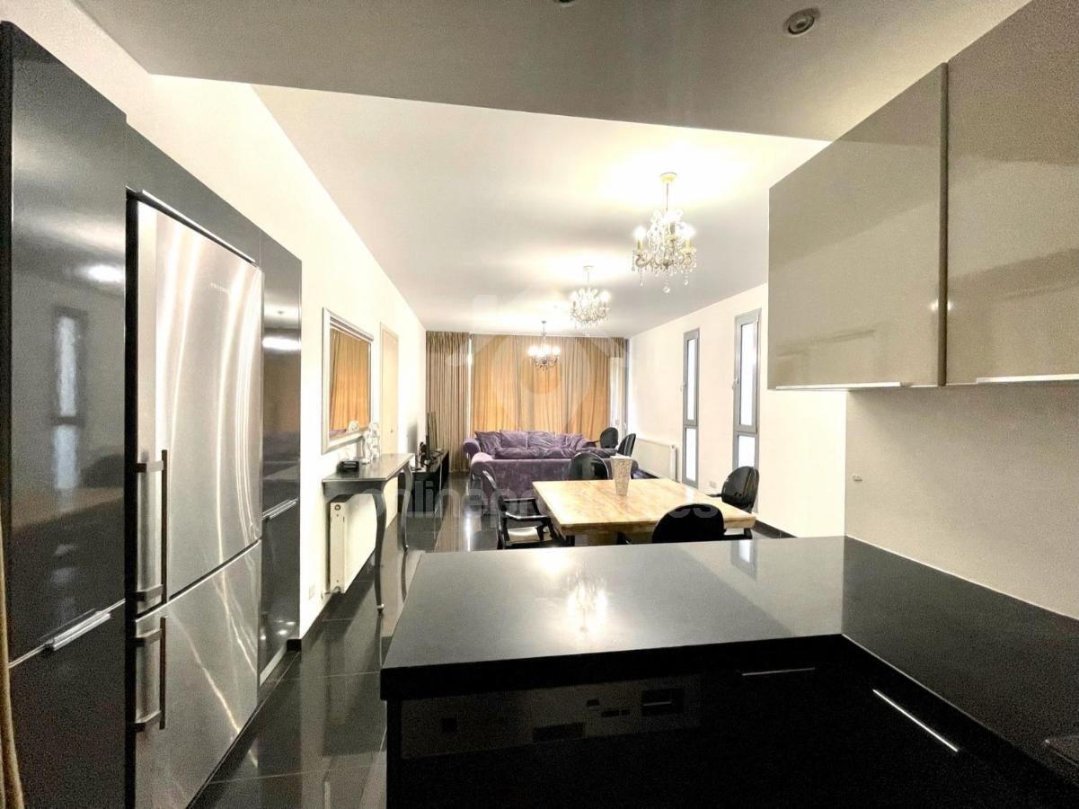 To change image, hover mouse over thumbnails below