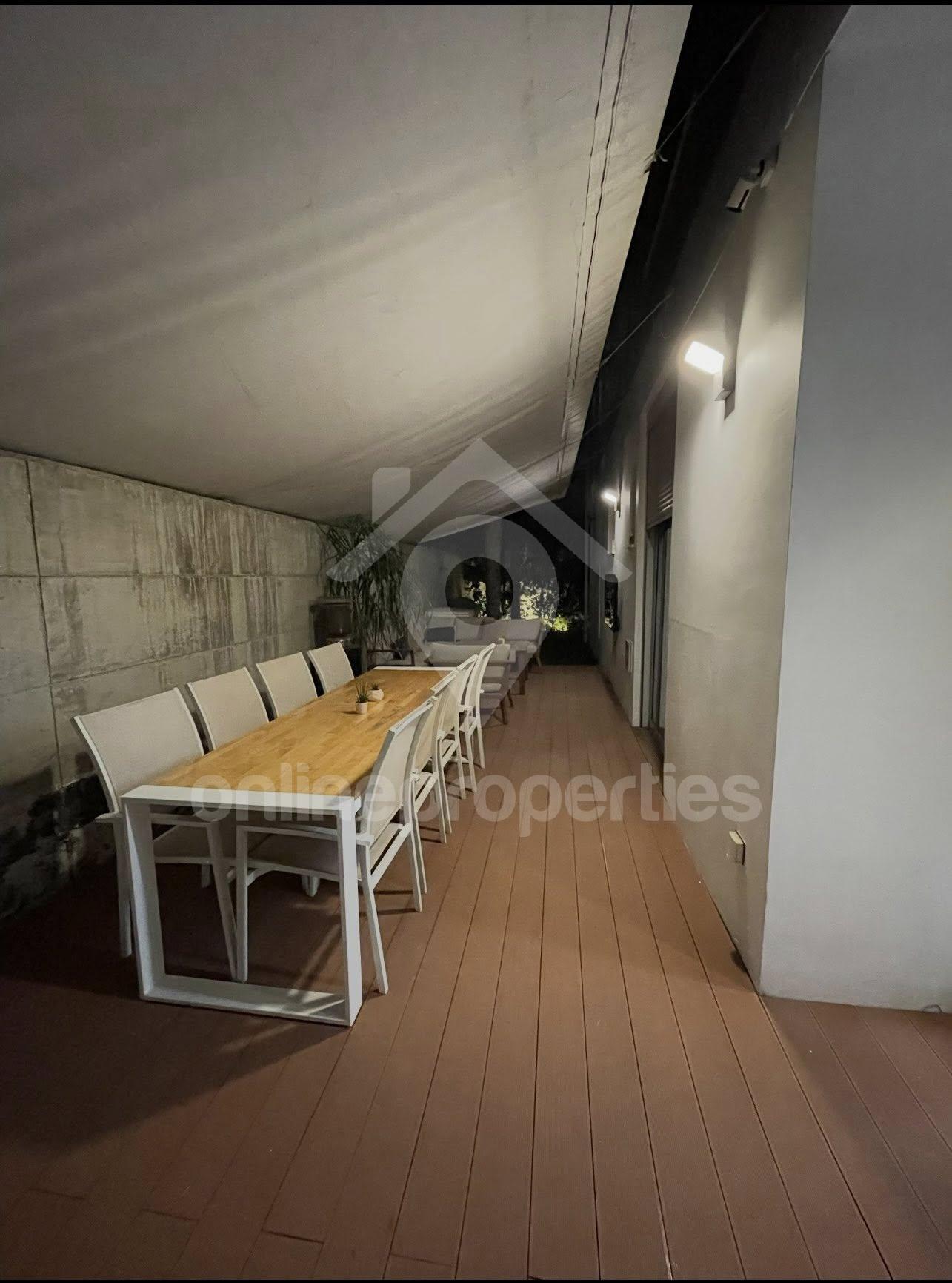 To change image, hover mouse over thumbnails below