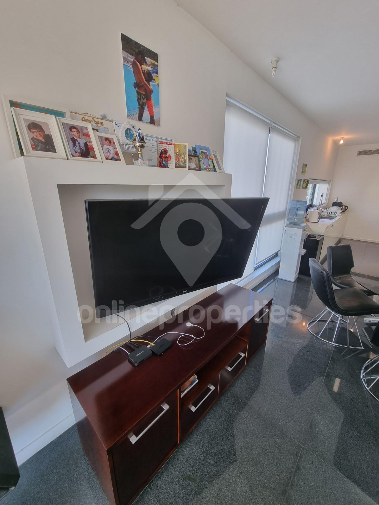 To change image, hover mouse over thumbnails below