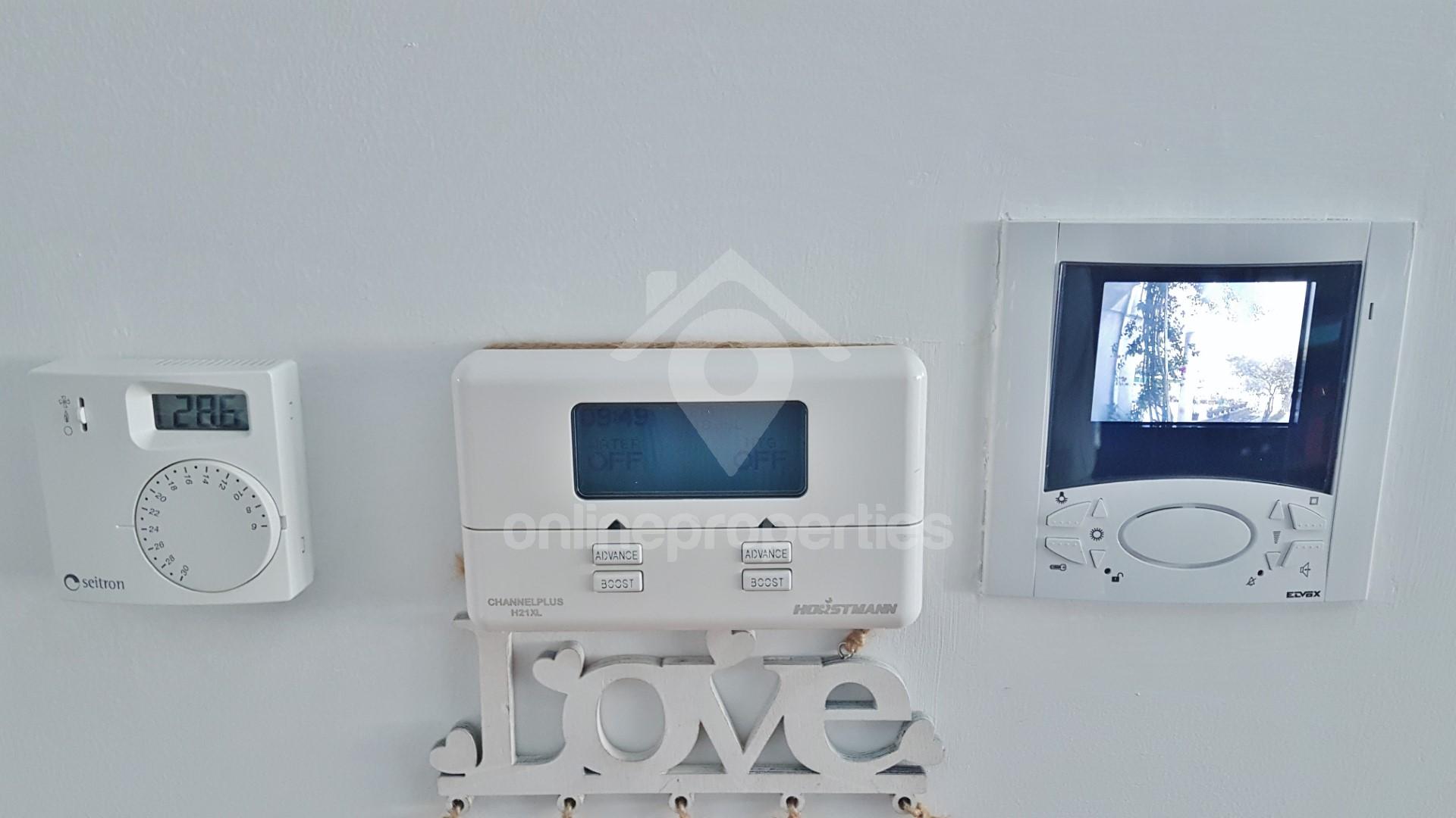 To change image, hover mouse over thumbnails below