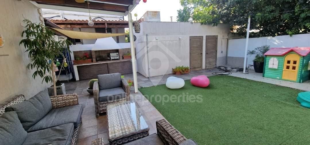 To change image, hover mouse over thumbnails below