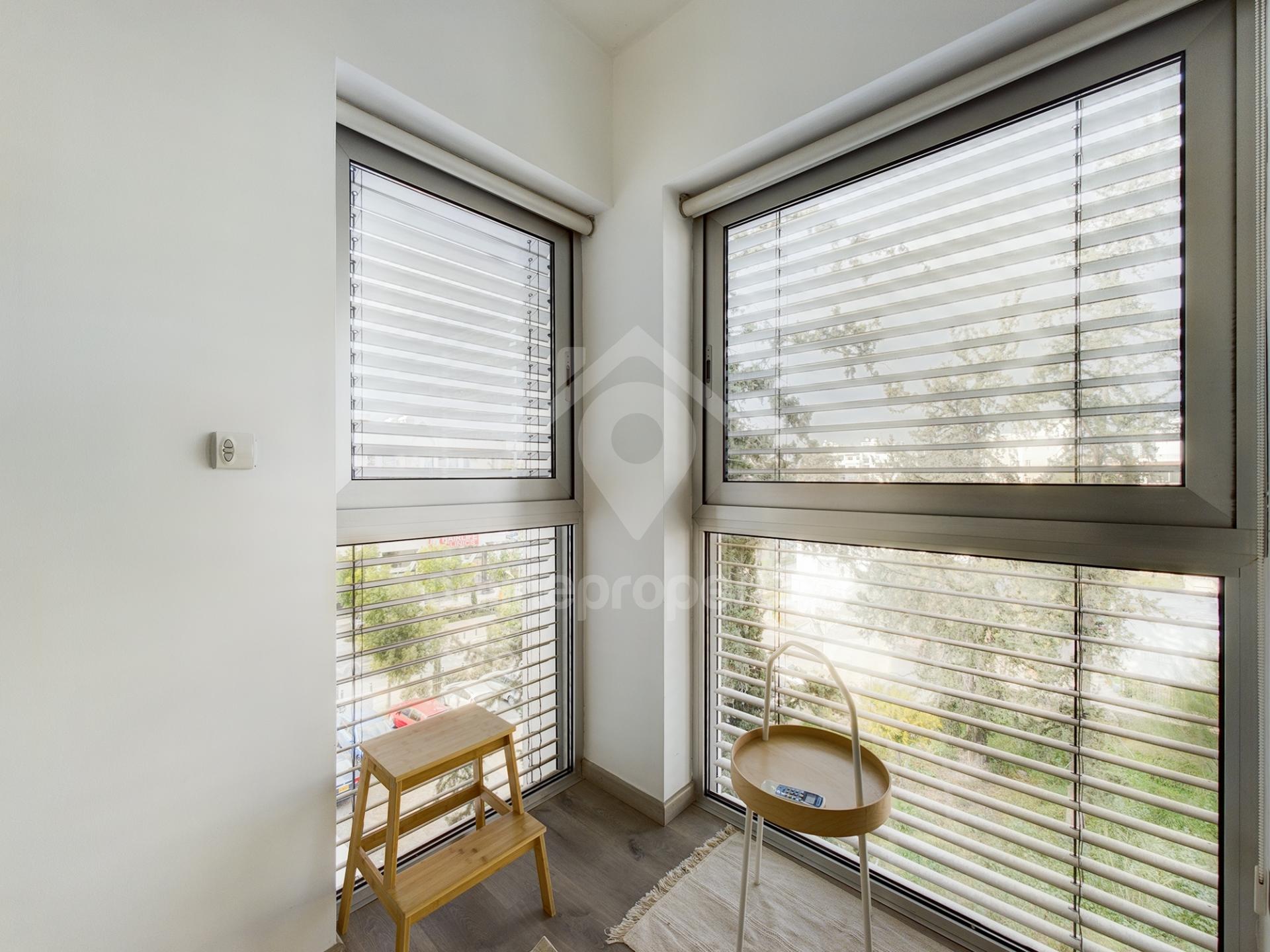 To change image, hover mouse over thumbnails below