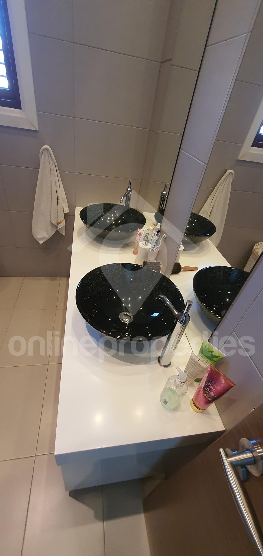 To change image, hover mouse over thumbnails below