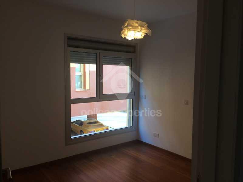 To change image, hover mouse over thumbnails below