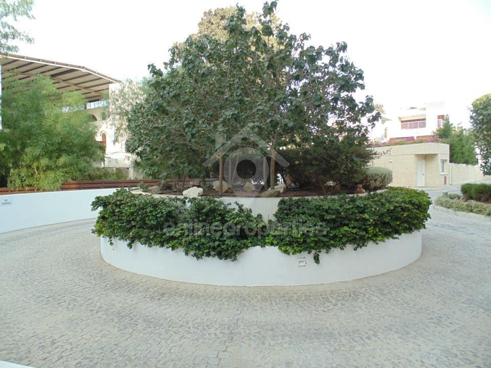 To change image, hover mouse over thumbnails below