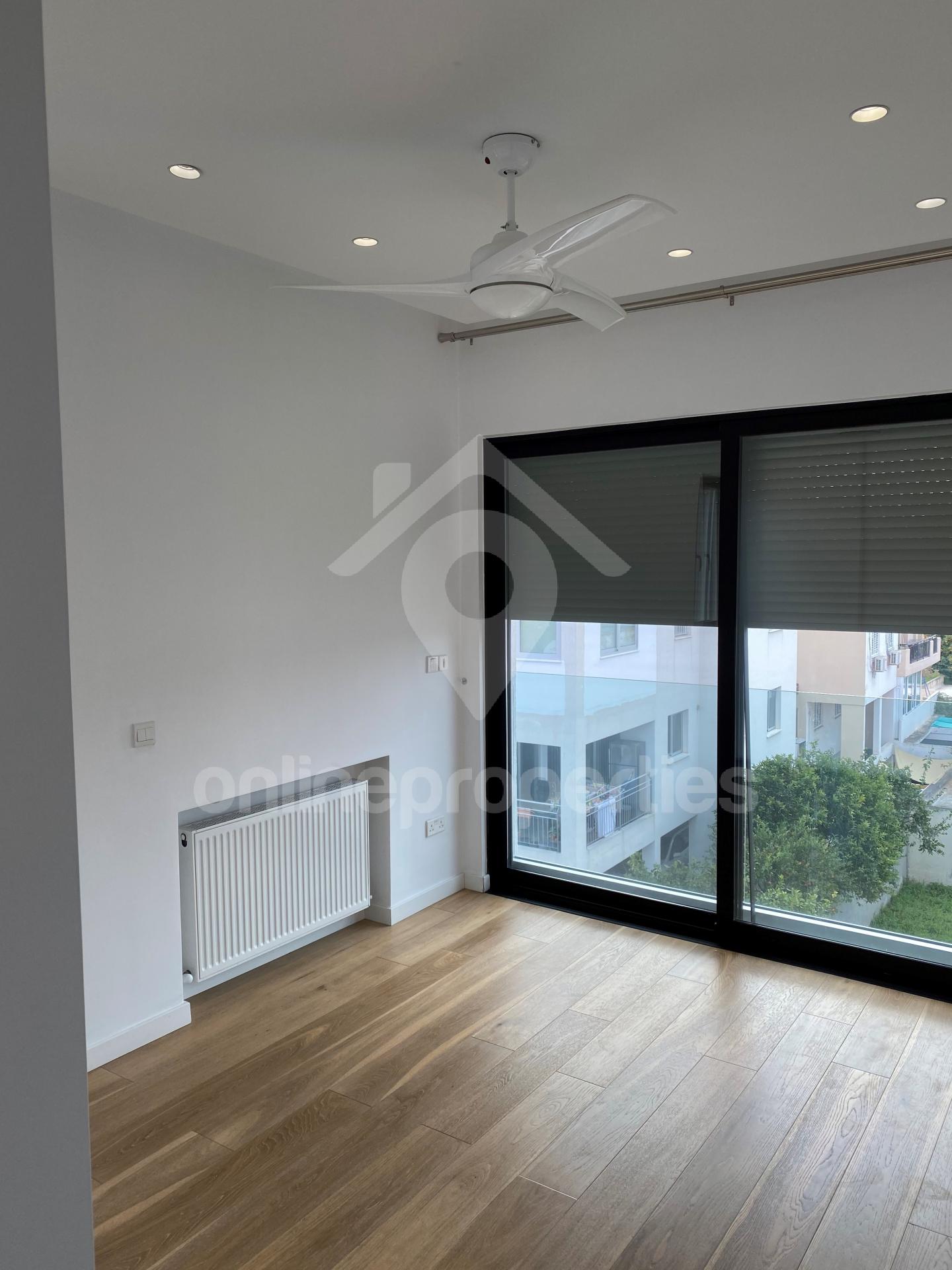 To change image, hover mouse over thumbnails below