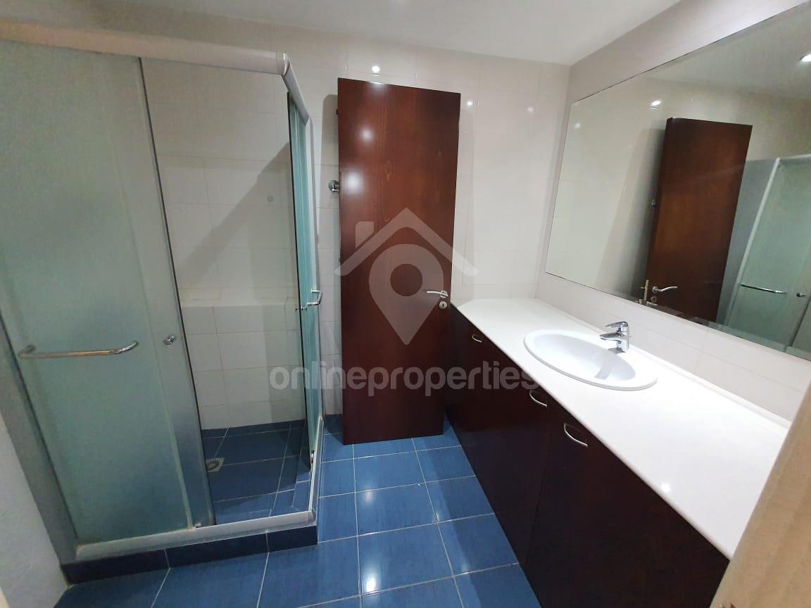 To change image, hover mouse over thumbnails below