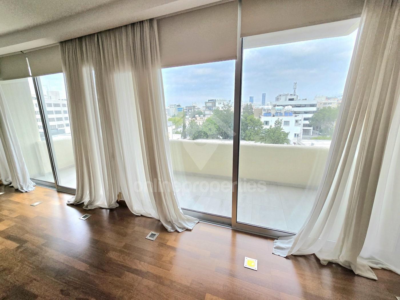 To change image, hover mouse over thumbnails below