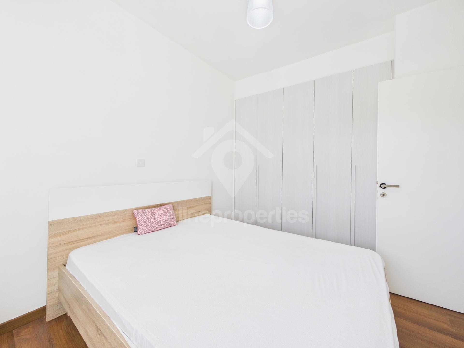 To change image, hover mouse over thumbnails below