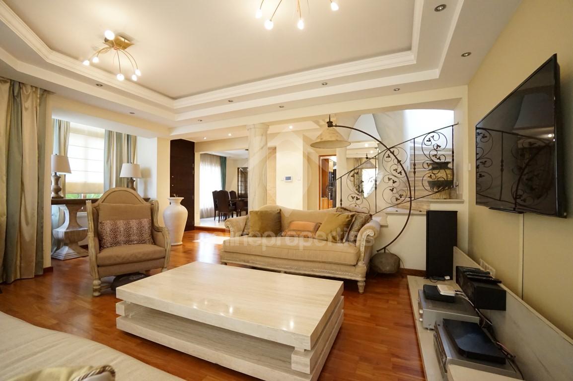 To change image, hover mouse over thumbnails below