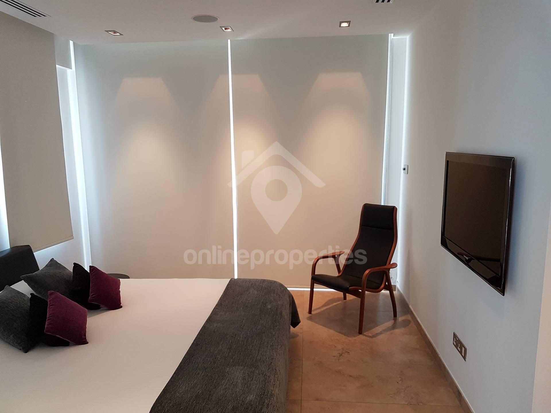 To change image, hover mouse over thumbnails below