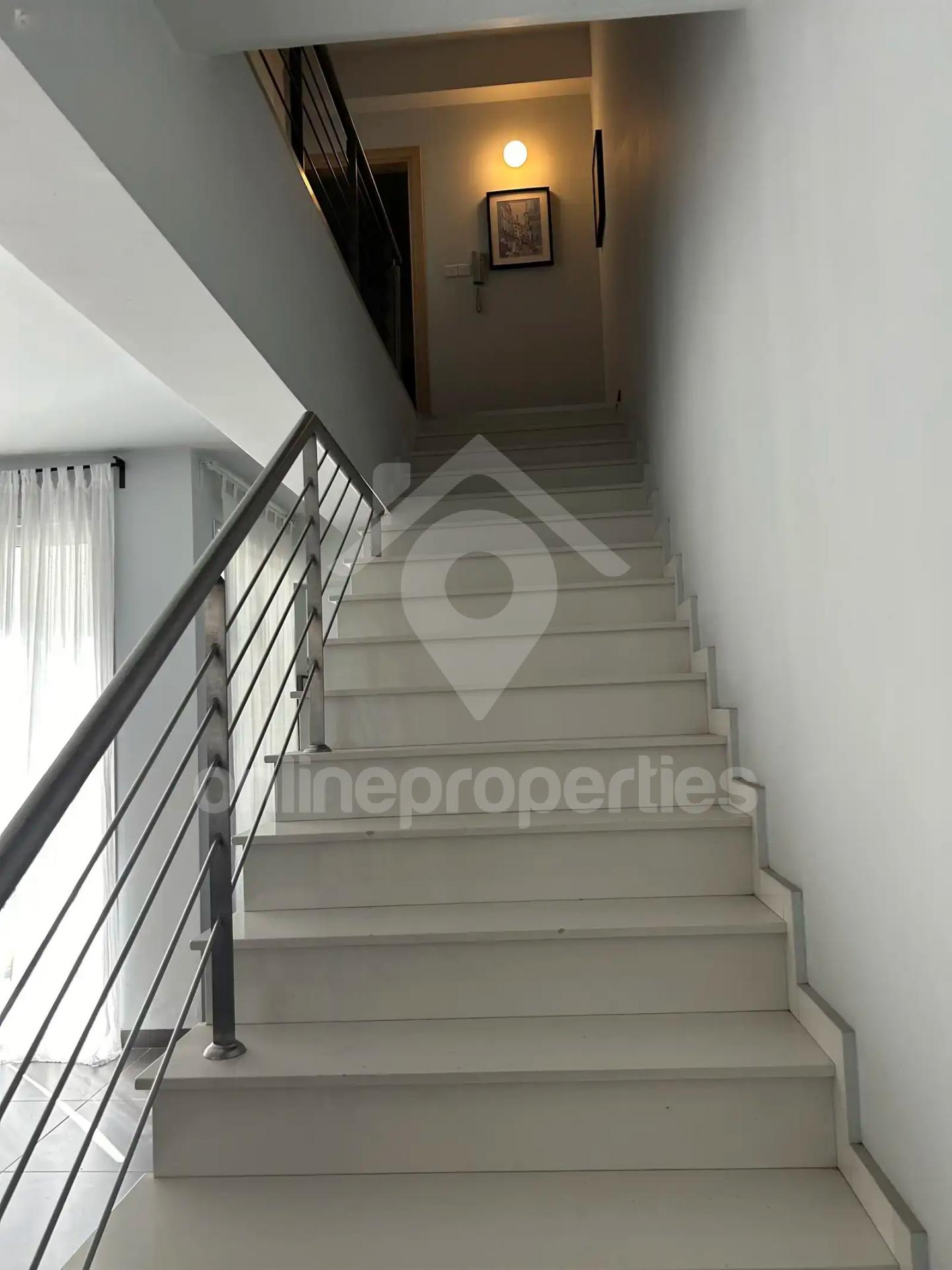 To change image, hover mouse over thumbnails below