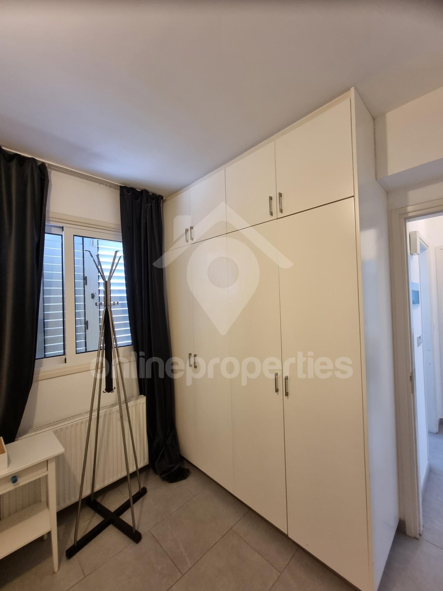 To change image, hover mouse over thumbnails below