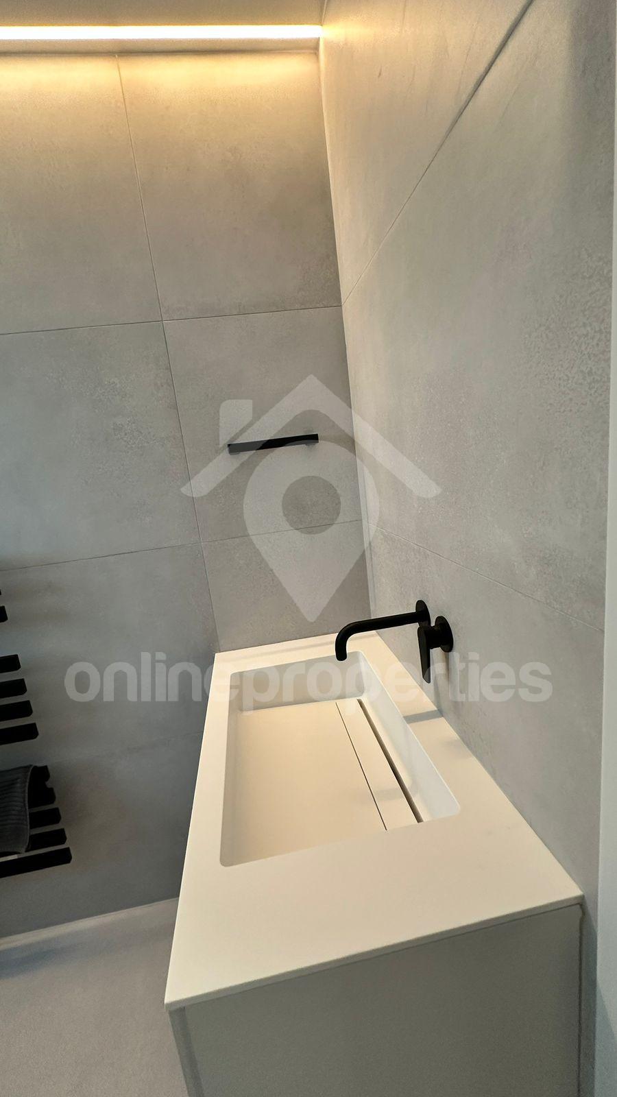 To change image, hover mouse over thumbnails below