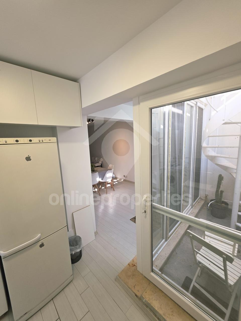 To change image, hover mouse over thumbnails below