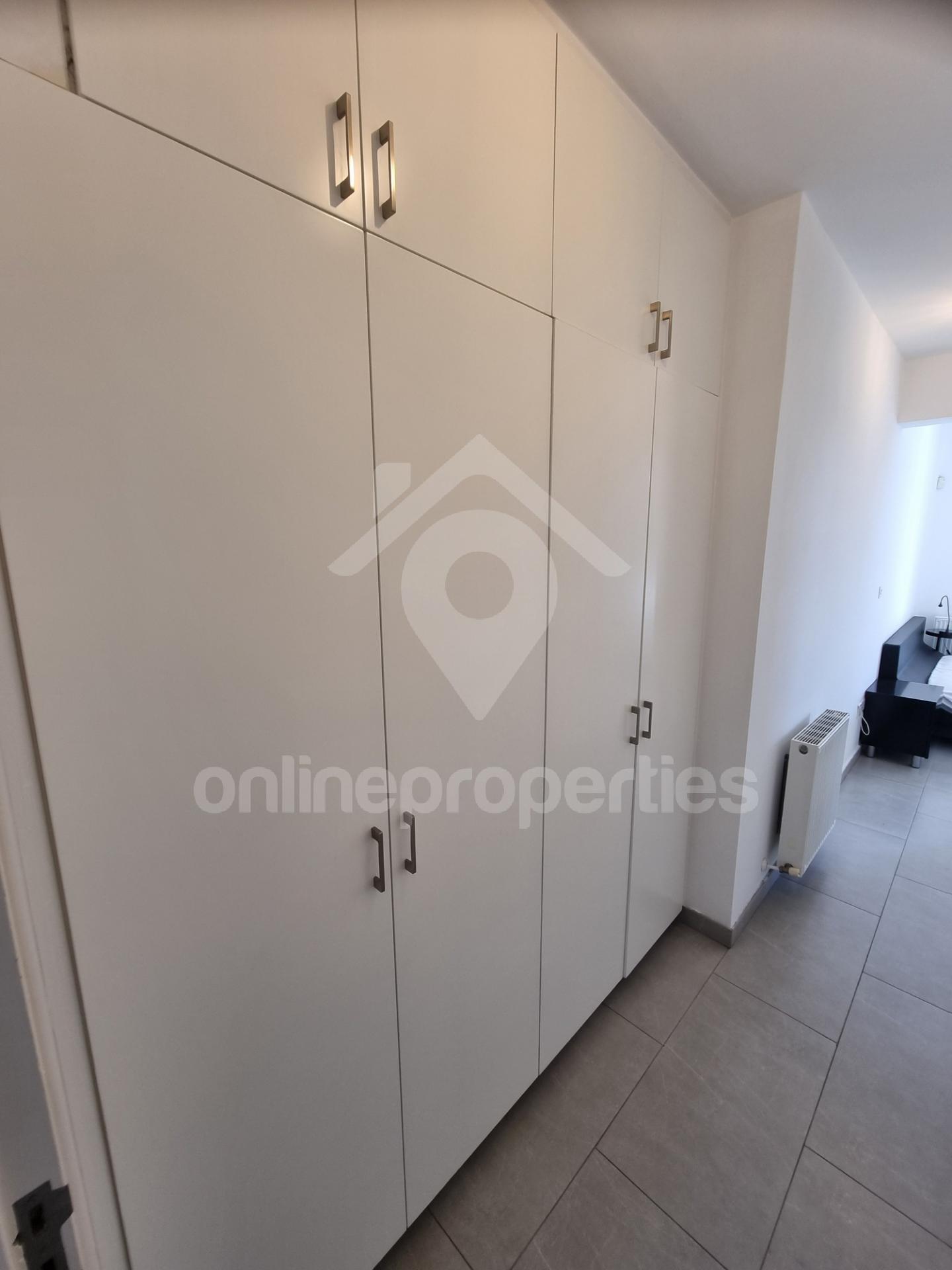 To change image, hover mouse over thumbnails below