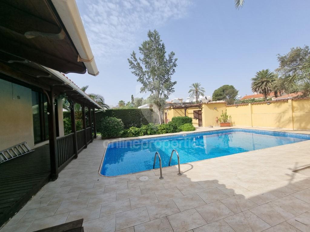 To change image, hover mouse over thumbnails below