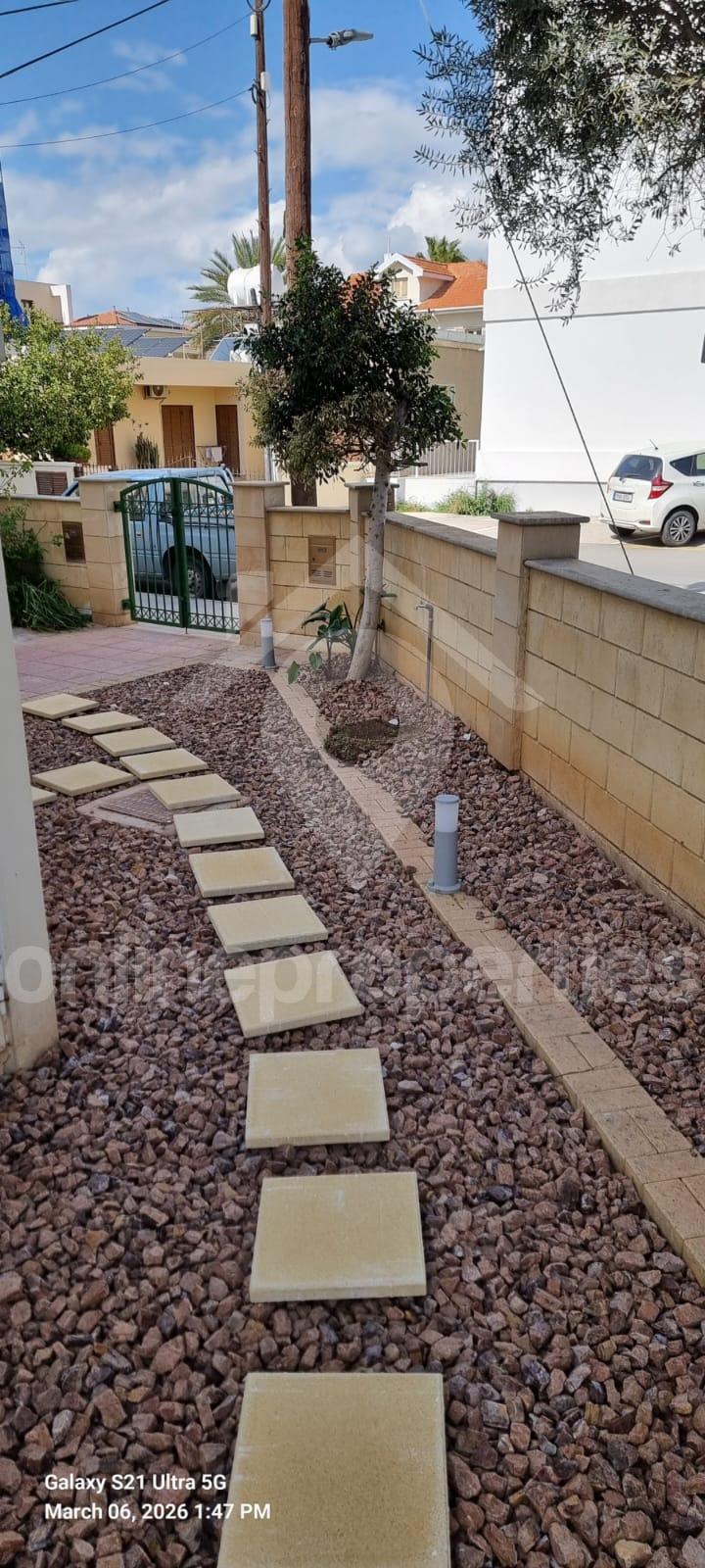 To change image, hover mouse over thumbnails below