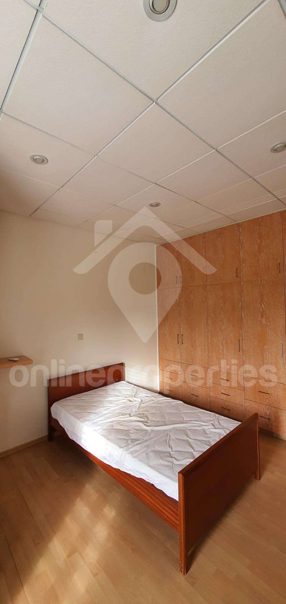 To change image, hover mouse over thumbnails below