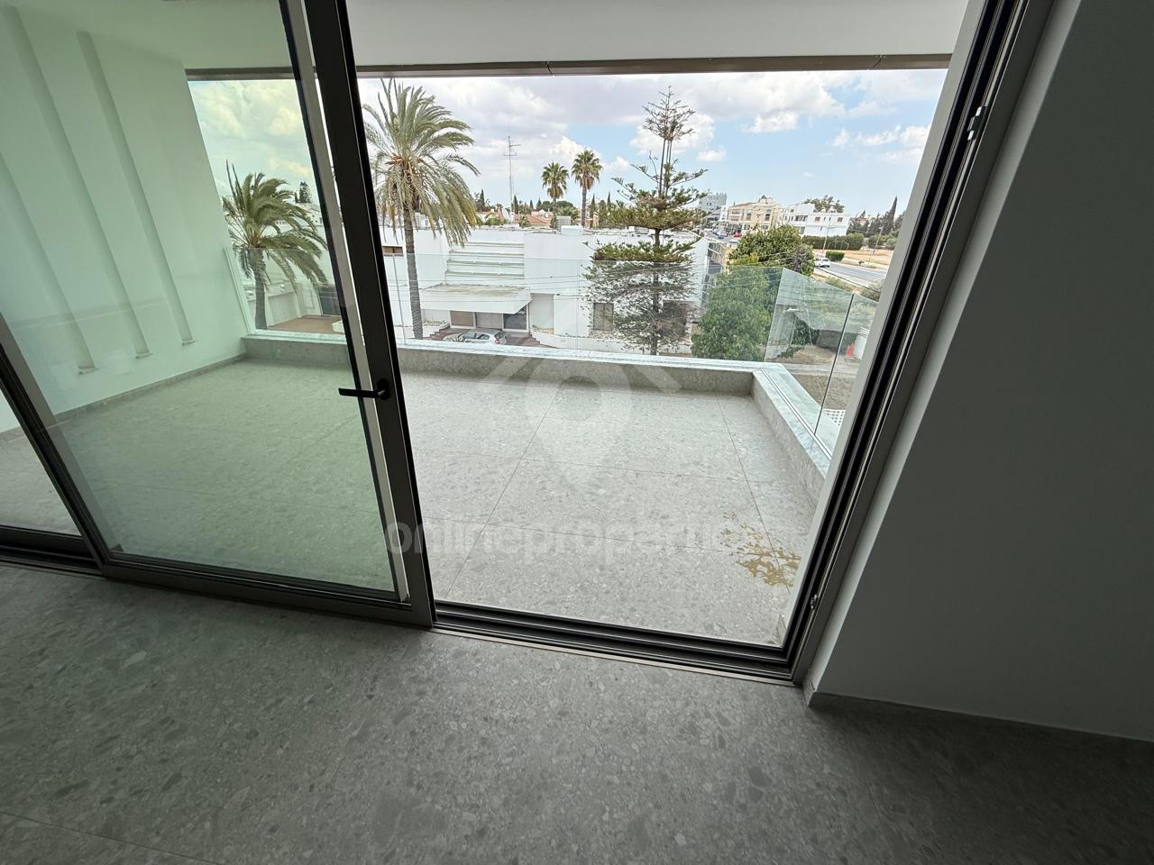 To change image, hover mouse over thumbnails below