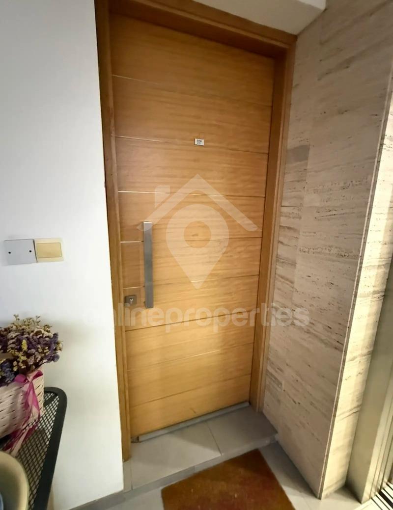 To change image, hover mouse over thumbnails below