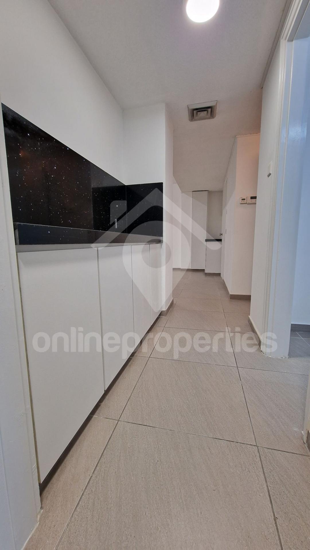 To change image, hover mouse over thumbnails below