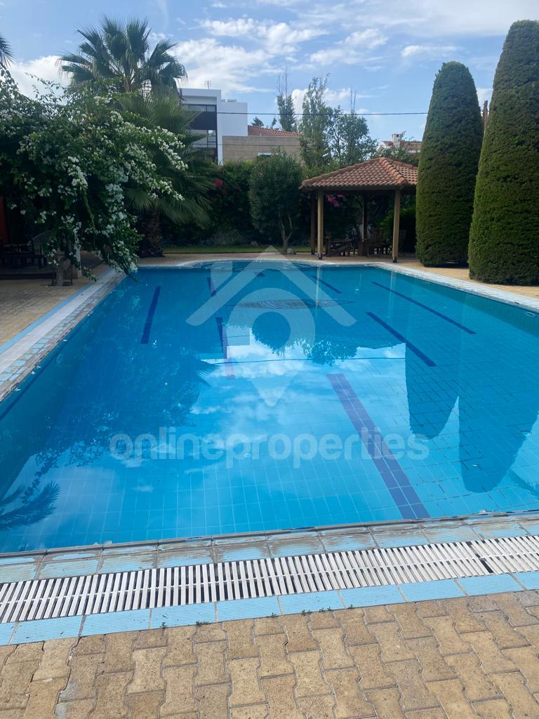 To change image, hover mouse over thumbnails below