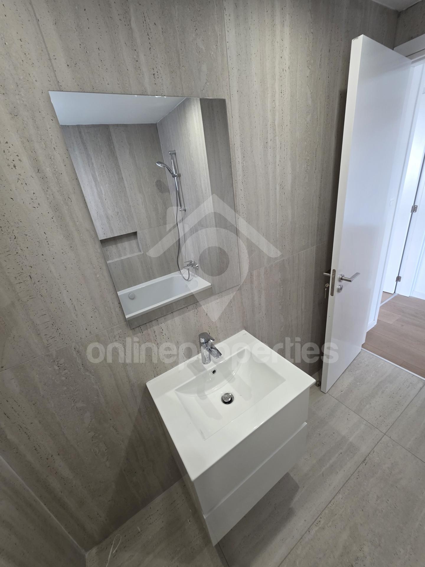 To change image, hover mouse over thumbnails below