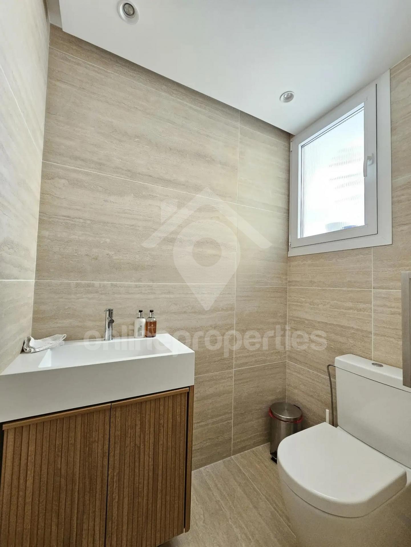 To change image, hover mouse over thumbnails below