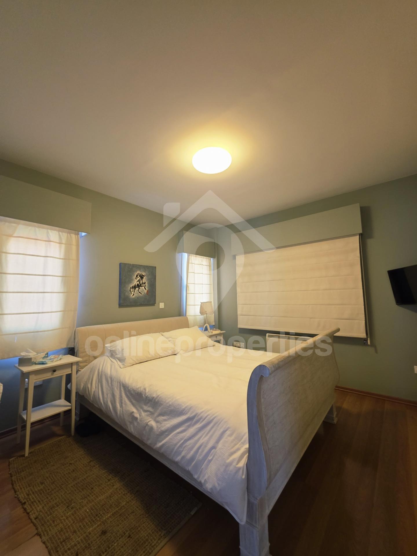 To change image, hover mouse over thumbnails below