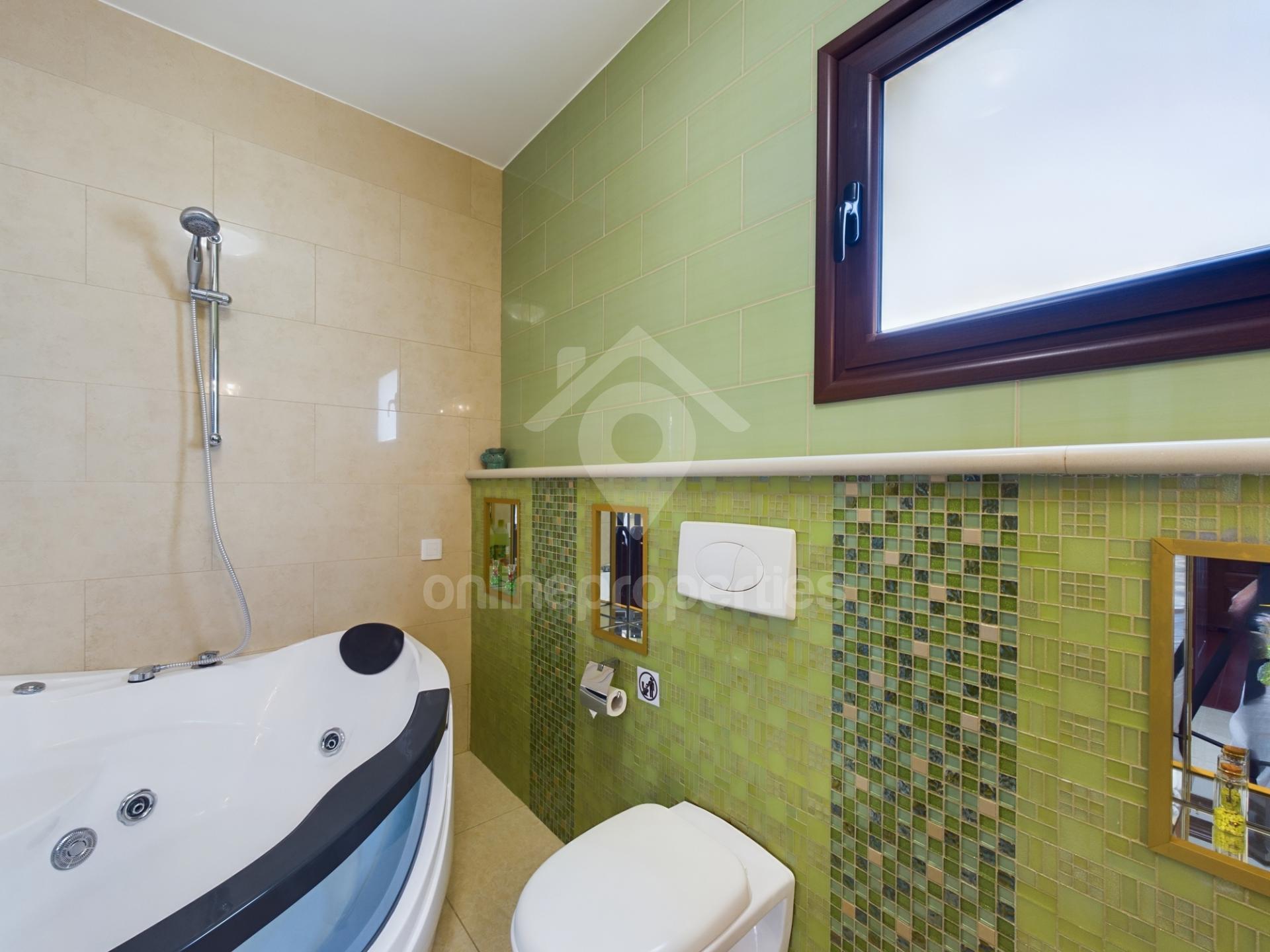 To change image, hover mouse over thumbnails below