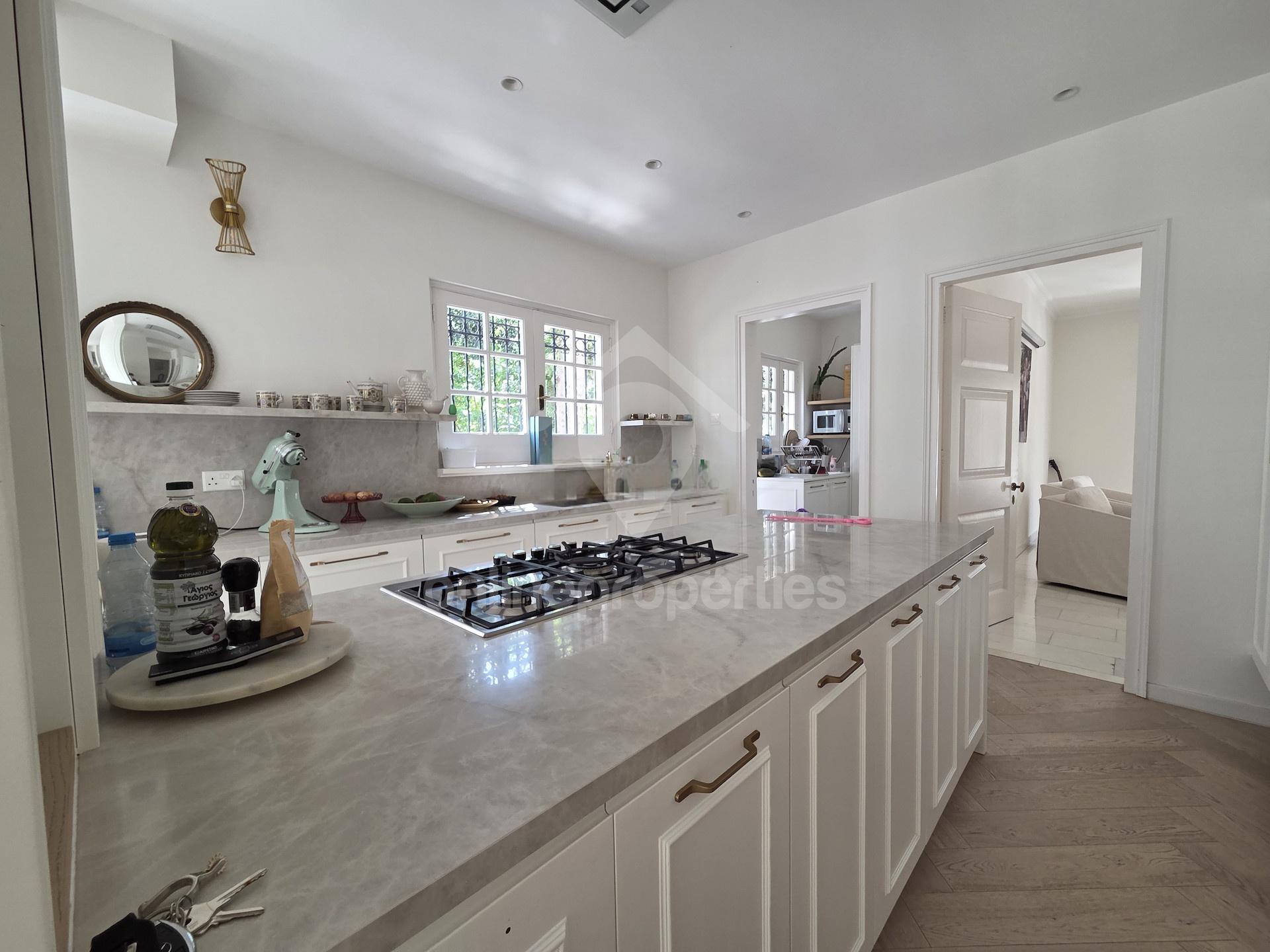 To change image, hover mouse over thumbnails below